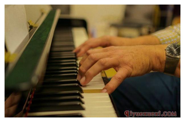 钢琴弹唱简易钢琴伴奏方法和要领
