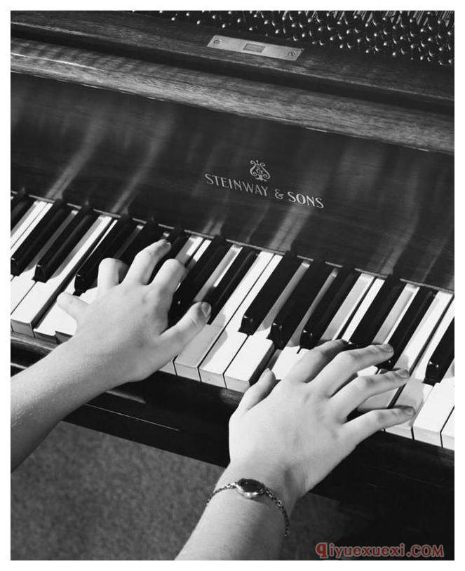 练琴时应该看谱还是看键盘?