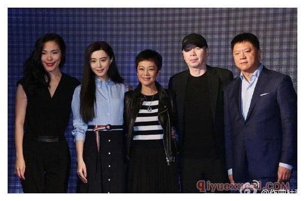 杜薇（左一）和《我不是潘金莲》剧组出席2016年金马奖颁奖典礼
